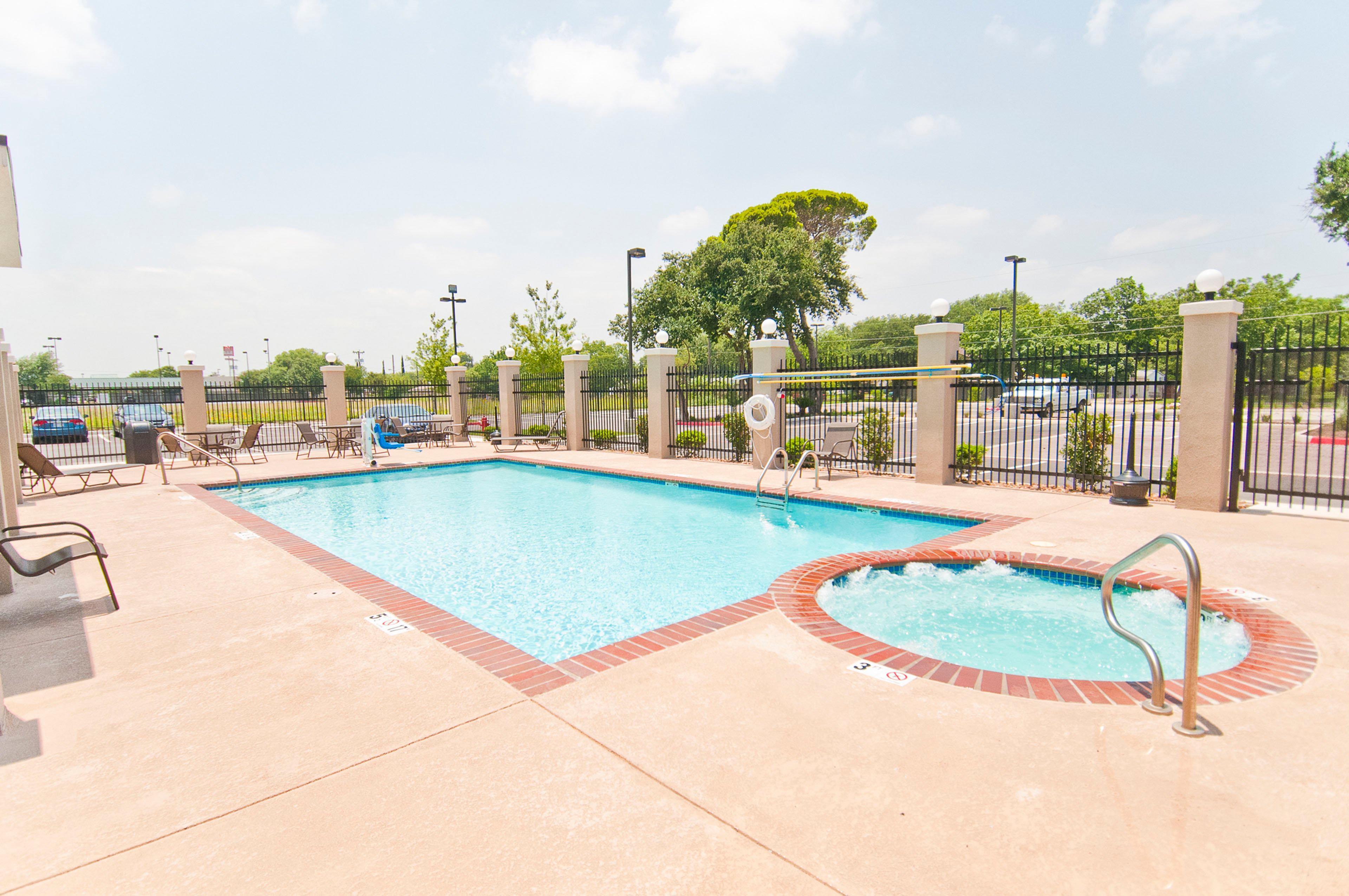 Holiday Inn Express & Suites San Antonio Frost Bank Center By Ihg Екстер'єр фото