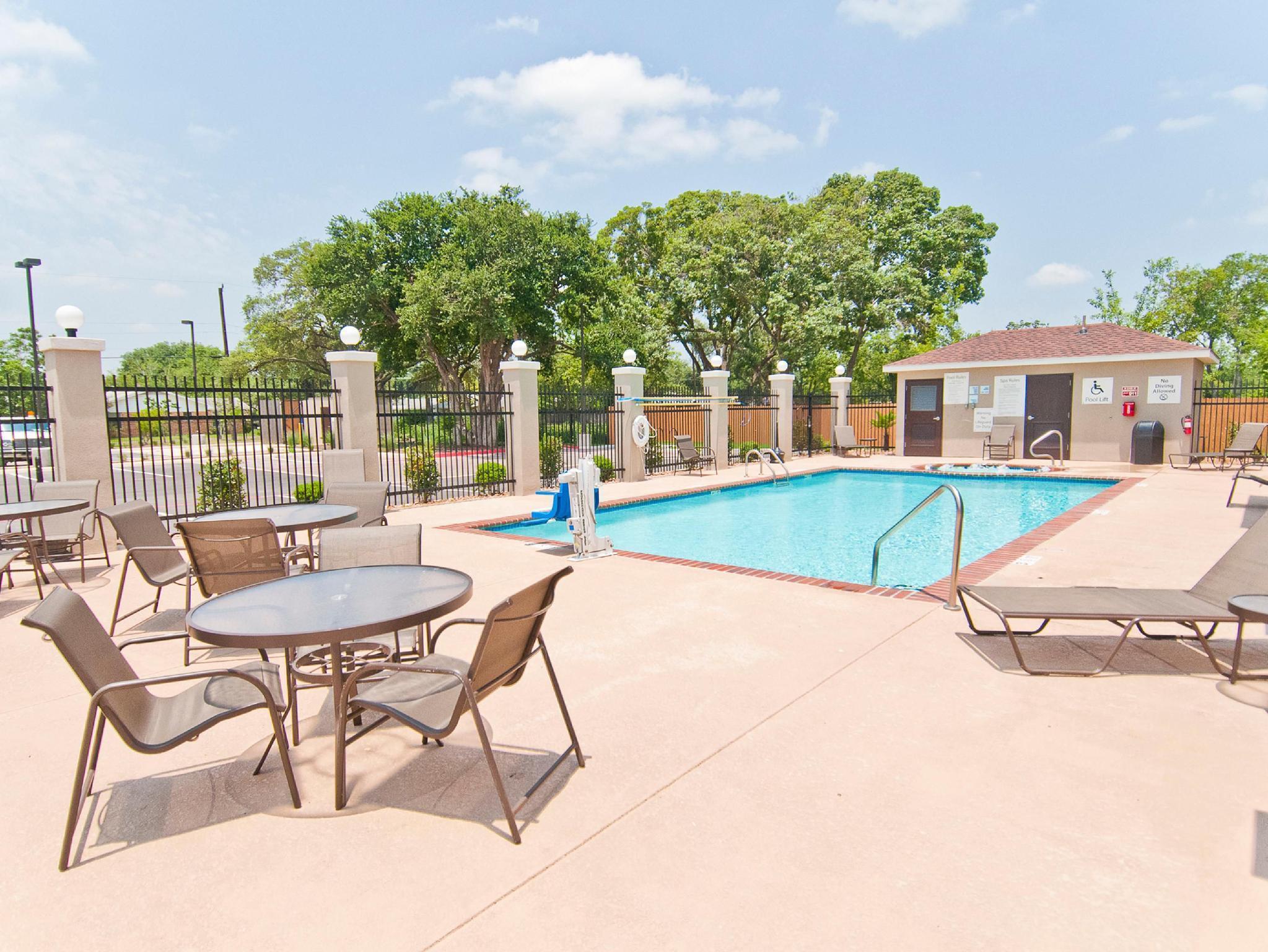 Holiday Inn Express & Suites San Antonio Frost Bank Center By Ihg Екстер'єр фото