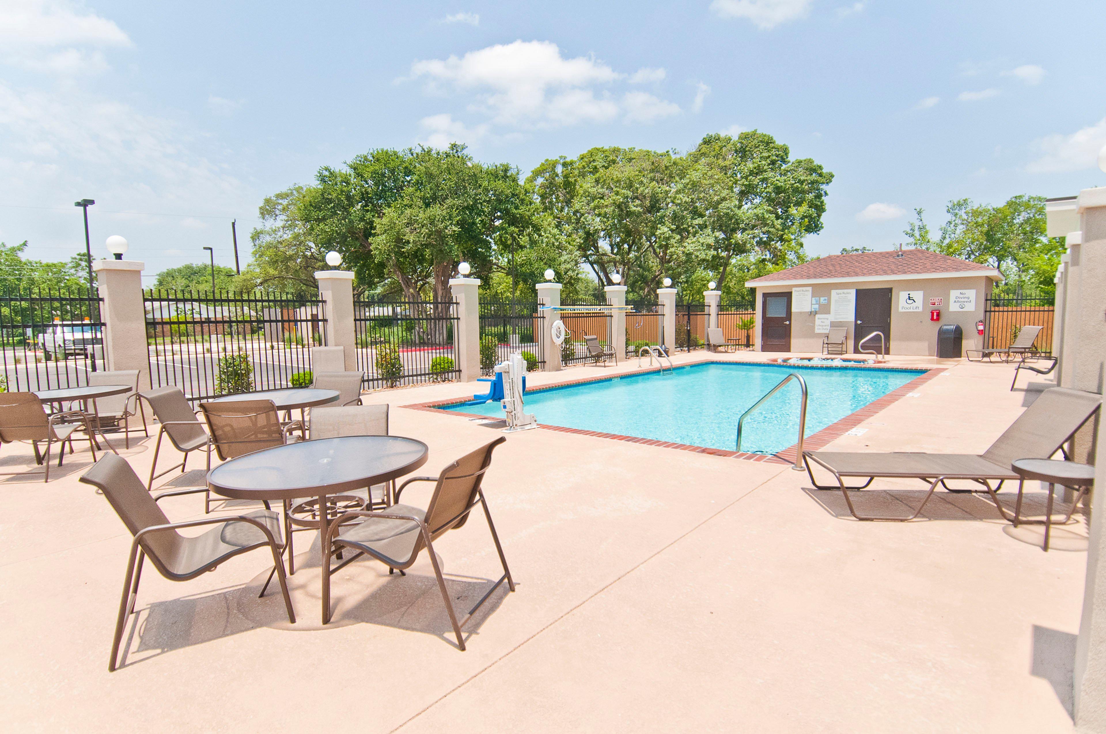 Holiday Inn Express & Suites San Antonio Frost Bank Center By Ihg Екстер'єр фото