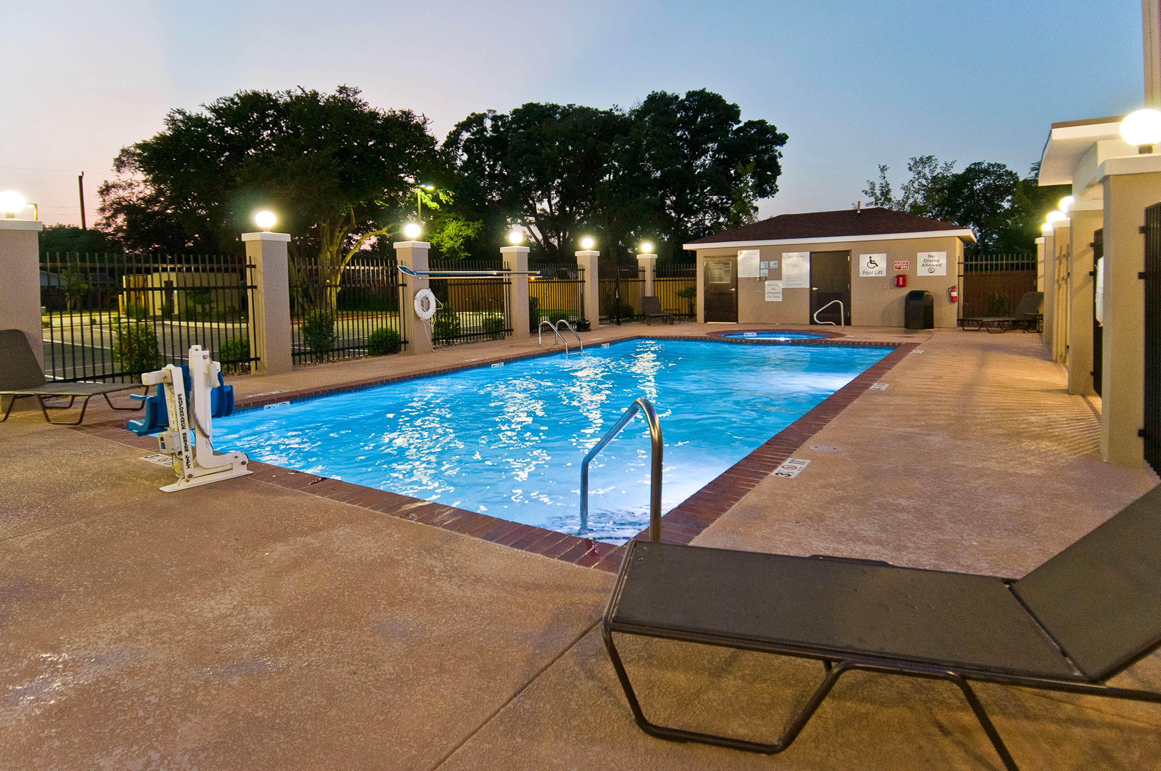 Holiday Inn Express & Suites San Antonio Frost Bank Center By Ihg Екстер'єр фото
